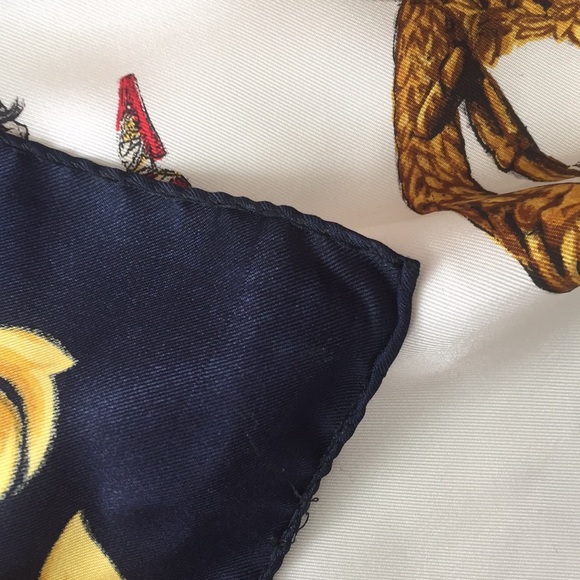 Large silk scarf - Picture 4 of 4